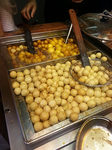 Fishballs are the quintessential street food snack in Hong Kong, "Asia's World City" (photo: Wing11803 @ Wikimedia Commons, CC-BY-SA 4.0)